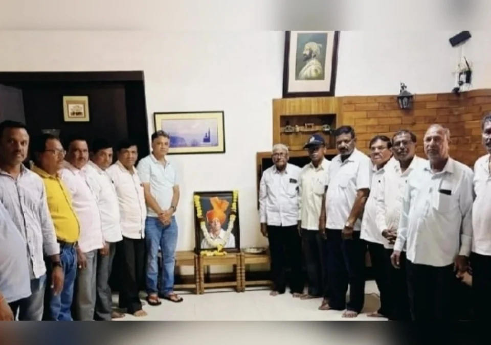 yellur vibhag maharashtra ekikaran samitine ghetli dalvi kutumbiyanchi santvanpar bhet