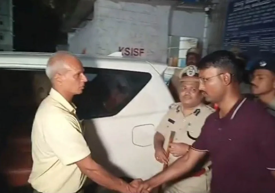 adgp alok kumar yaanchya netrutvaakhaali hindalga karagruhavar achanak dhad