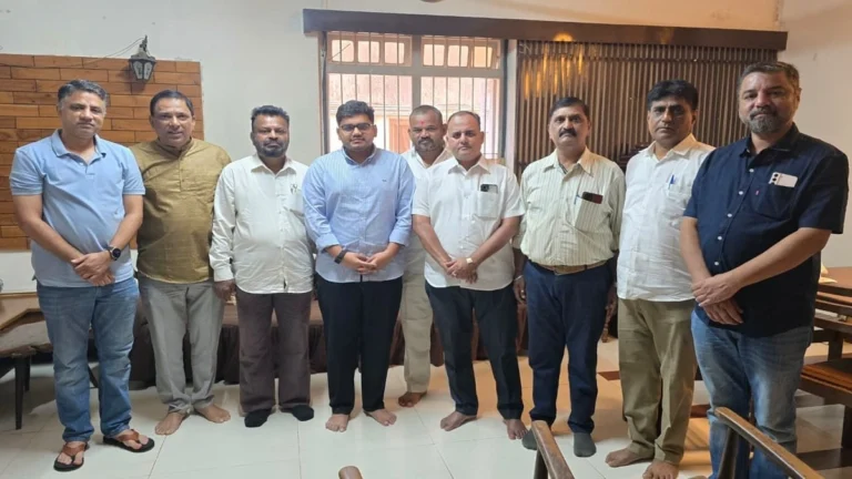 amdar rohit r patil yanhi kele divangat deepak dalvi yancha kutumbiyanche santvan