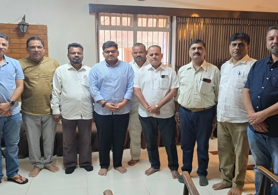 amdar rohit r patil yanhi kele divangat deepak dalvi yancha kutumbiyanche santvan