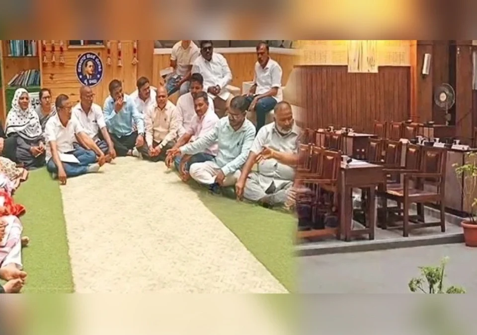 belgaav mahapalika baithakivar virodhi pakshacha bahishkar