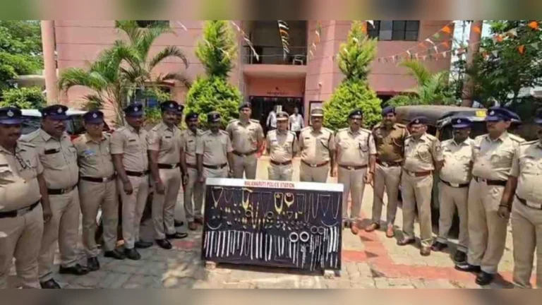 belgaav polisanchya karvait 11 gharphodi prakranancha chhada