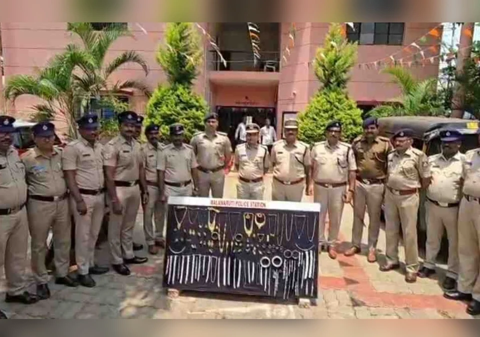 belgaav polisanchya karvait 11 gharphodi prakranancha chhada