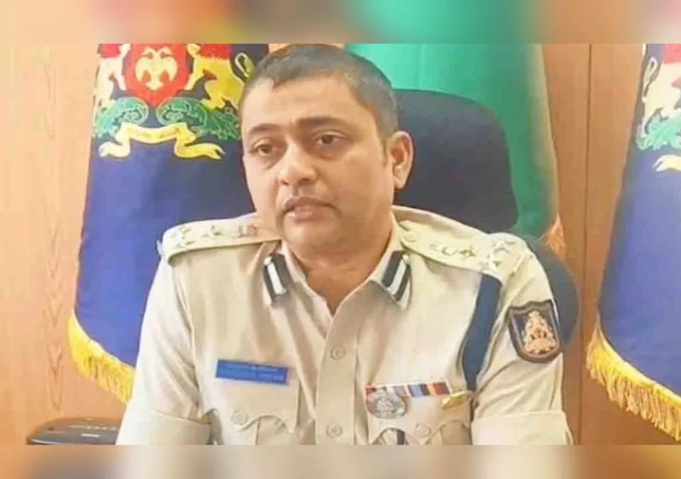 belgaavat akka pathakakadun gharata dambun thevlelya mahila ani mulanchi sutka