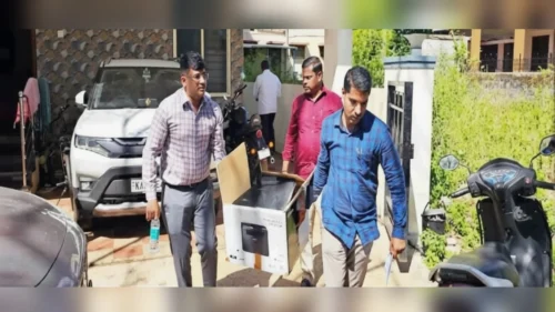 belgaavat sahayyak karyakari abhiyanta ajay singh yanchya nivassthanilokayuktancha chhapa