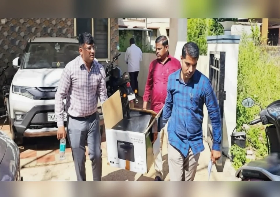 belgaavat sahayyak karyakari abhiyanta ajay singh yanchya nivassthanilokayuktancha chhapa