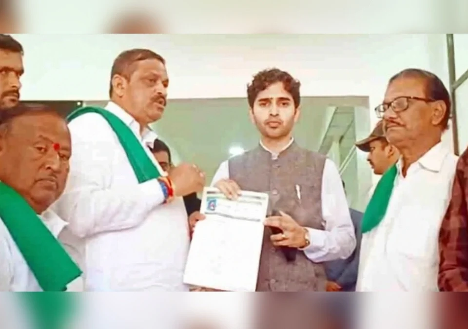 benaditil samasyaanbabat rajya shetkari sanghatne jilhaadhikaryanna nivedan