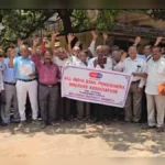 bsnl nivrutta karmacharyanche pralambit mahagai bhattyasathi andolan