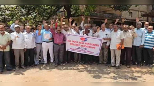 bsnl nivrutta karmacharyanche pralambit mahagai bhattyasathi andolan