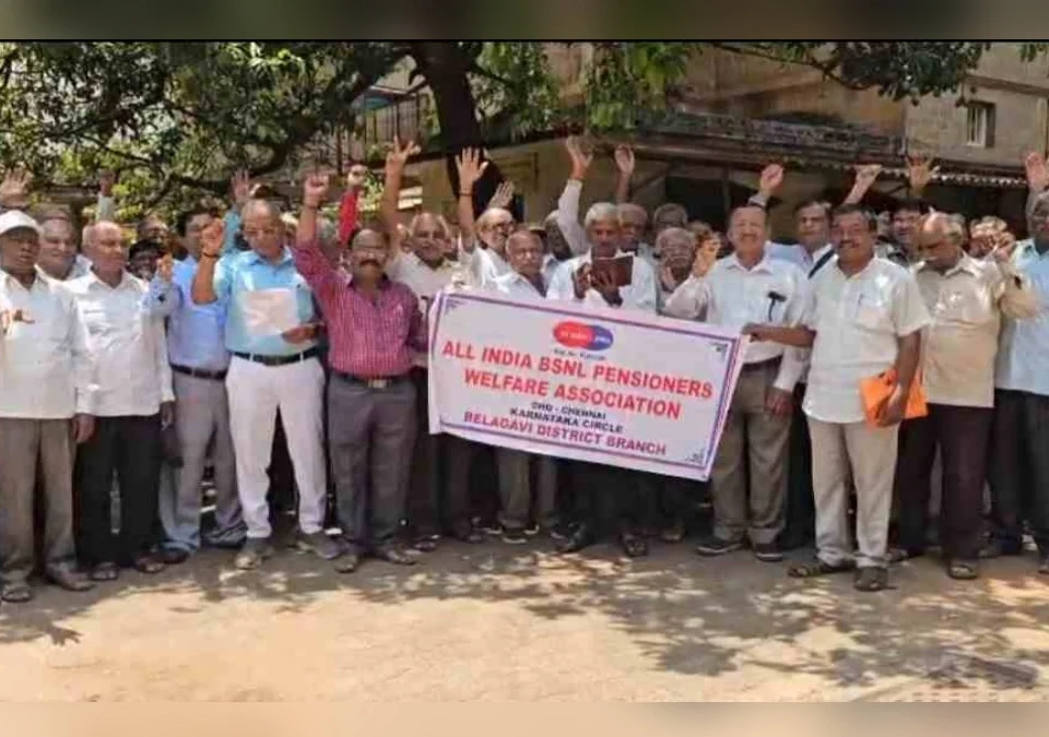 bsnl nivrutta karmacharyanche pralambit mahagai bhattyasathi andolan