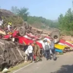 jammu-kashmir madhe bus darit koslun 15 pravashancha durdaivi mrutyu