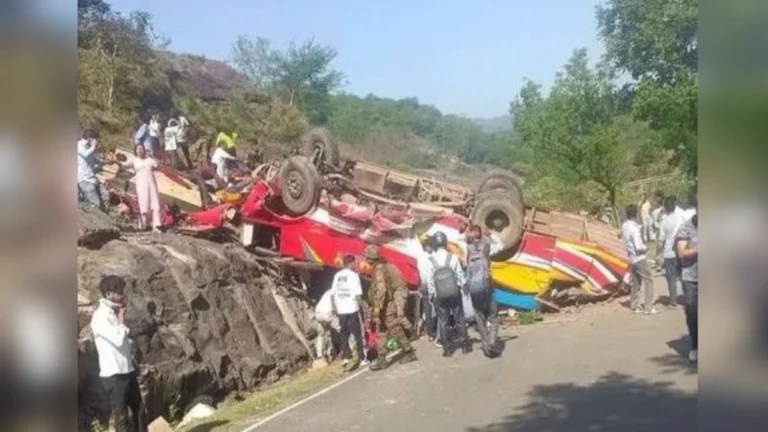 jammu-kashmir madhe bus darit koslun 15 pravashancha durdaivi mrutyu