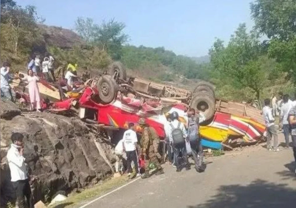 jammu-kashmir madhe bus darit koslun 15 pravashancha durdaivi mrutyu