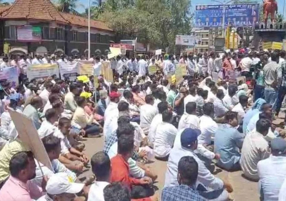 kaysmasvarupi nokari ani saman vetanachya magnyisathi belgaavat bhumapakanche andolan