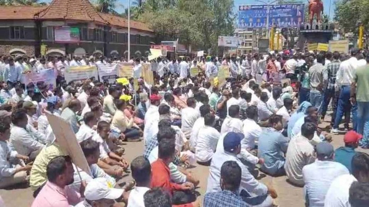 kaysmasvarupi nokari ani saman vetanachya magnyisathi belgaavat bhumapakanche andolan