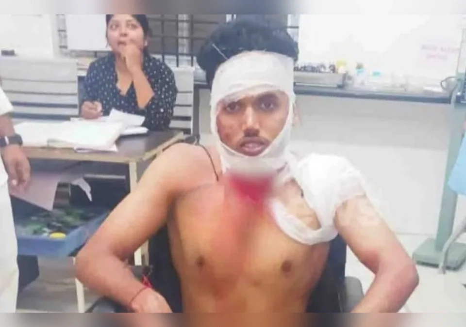 khanapur yethe tarunavaril chaku halla prakrani doghanna atak