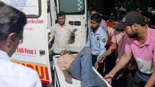 madhya pradeshat pickup-van ulatun 12 majurancha mrutyu