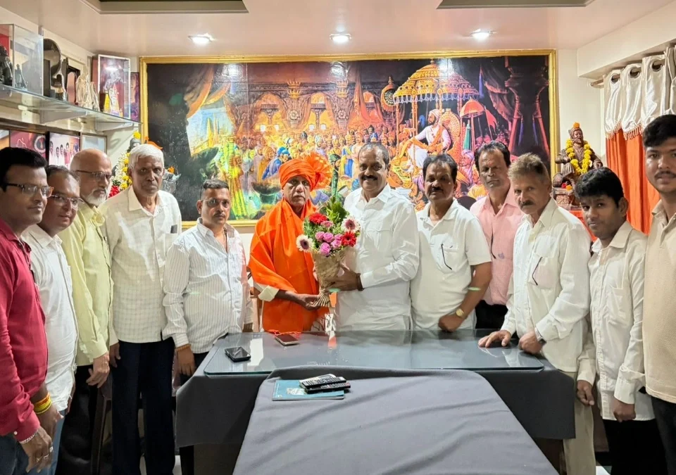 madhyavarti maharashtra ekikaran samiti adhyaksh prakash margale yancha thackeray shivsenetarfe satkar