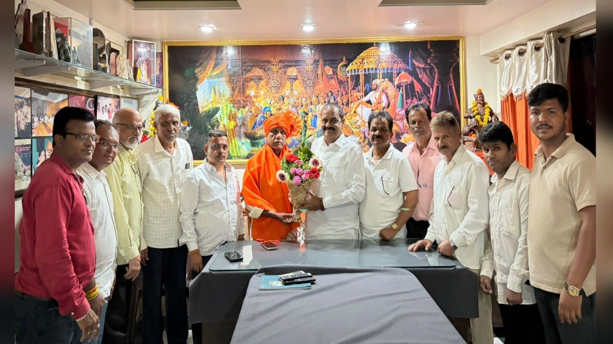 madhyavarti maharashtra ekikaran samiti adhyaksh prakash margale yancha thackeray shivsenetarfe satkar