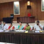 mahapalika baithakit pralambit samasyaanvarun adhikari dharevar