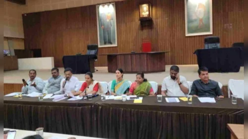 mahapalika baithakit pralambit samasyaanvarun adhikari dharevar