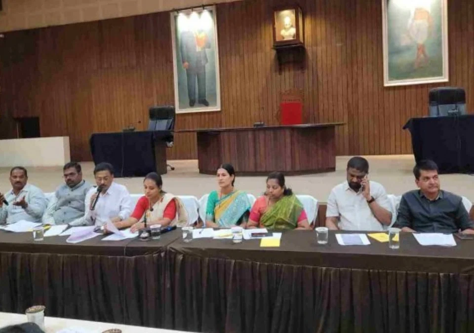 mahapalika baithakit pralambit samasyaanvarun adhikari dharevar