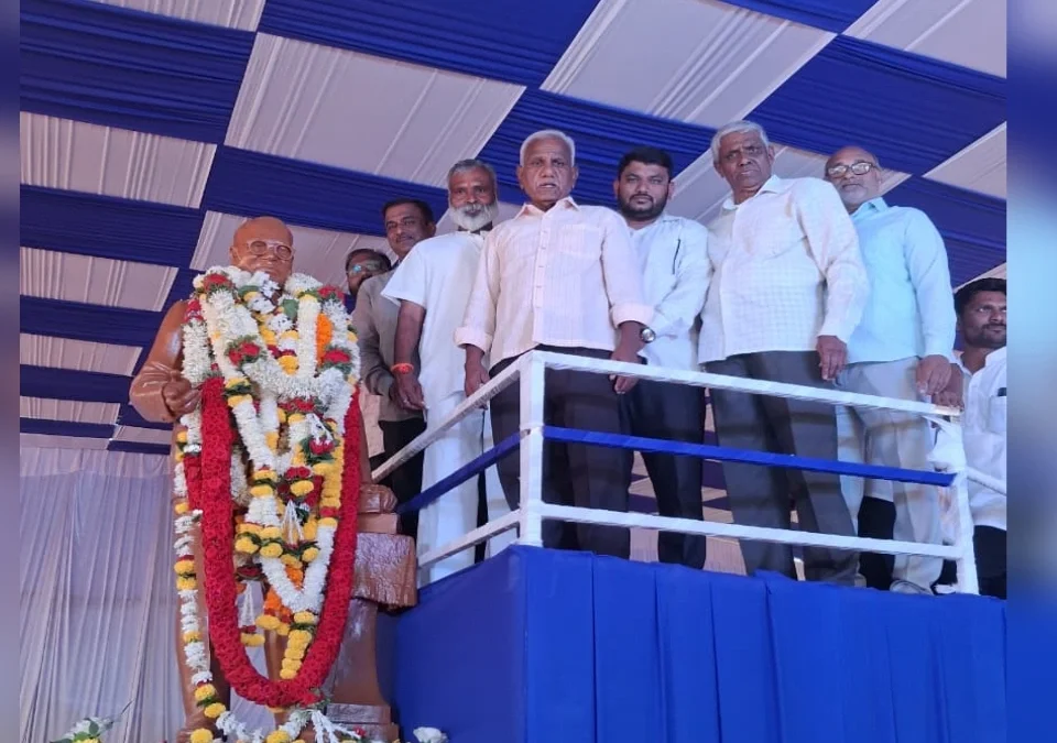 महाराष्ट्र एकीकरण समितीच्यावतीने डॉ. बाबासाहेब आंबेडकरांना अभिवादन