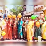 pinyachya panyasathi chavat gallitil mahilanche rastaroko andolan