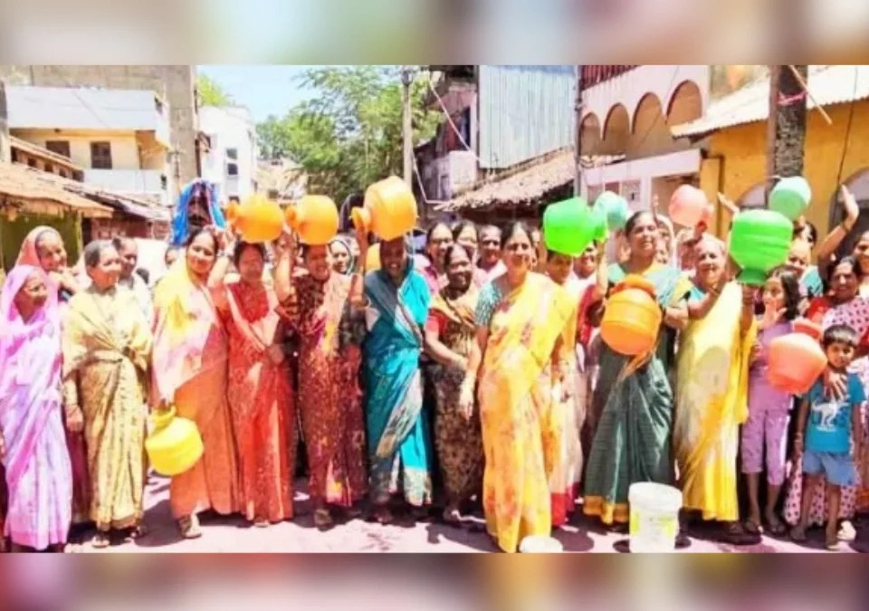 pinyachya panyasathi chavat gallitil mahilanche rastaroko andolan