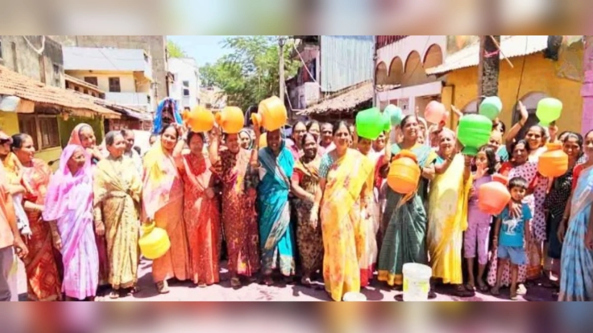 pinyachya panyasathi chavat gallitil mahilanche rastaroko andolan