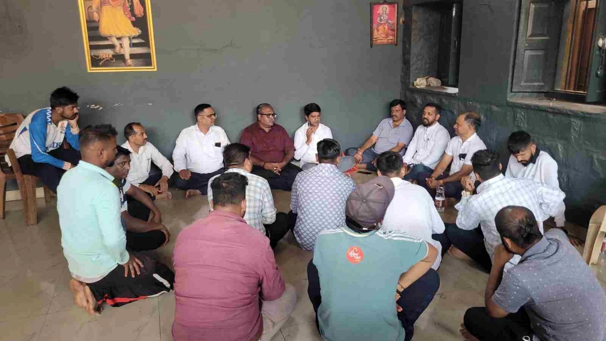 shivjayanti chitrarath miravnukichya niyojansathi mahamandalachi baithak