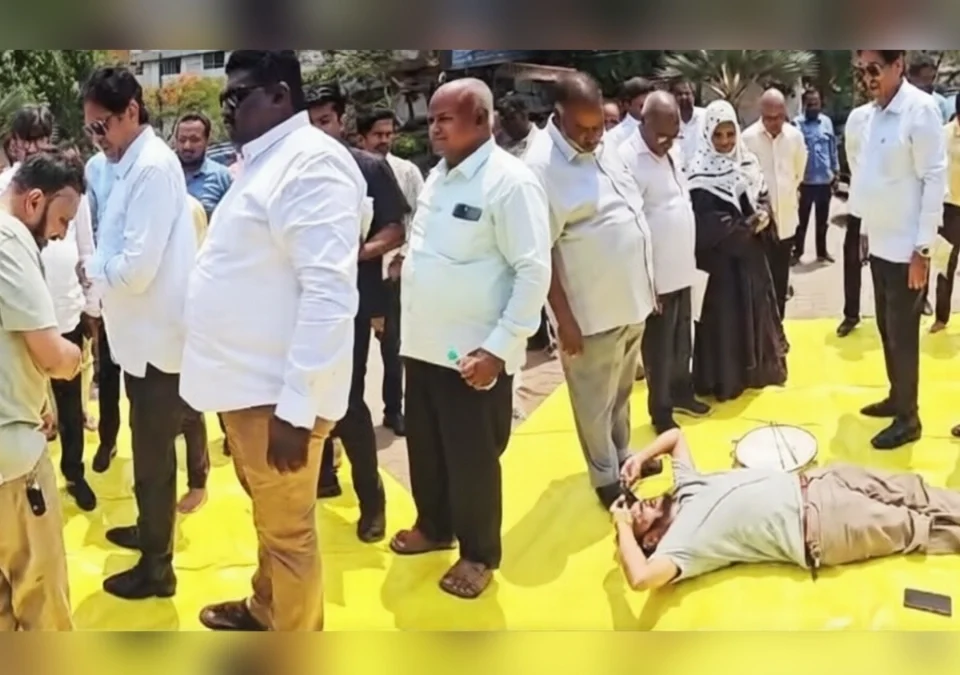 single tax amalbazavnisathi nagarsevak dinesh nashipudi yanche anokhe andolan