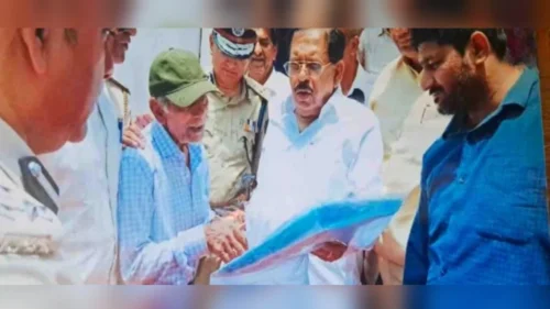 tilakwadi pahilya railway gatejavalil barricades hatvanyasathi gruhamantryanna nivedan