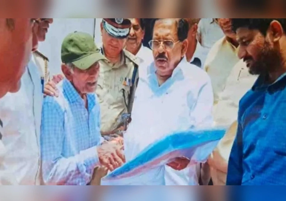 tilakwadi pahilya railway gatejavalil barricades hatvanyasathi gruhamantryanna nivedan