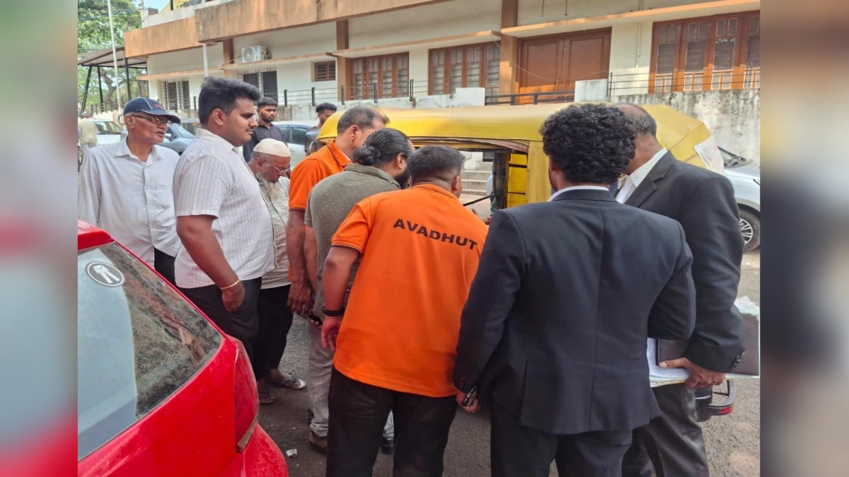 vakil aslyacha dava karanarya asahayya vyaktila samajik karyakartyanchi madat