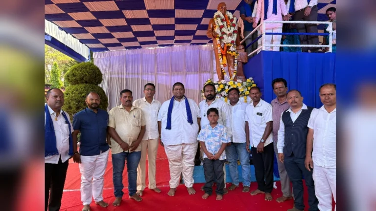 yuva samiti seemabhagchya vatine dr. babasaheb ambedkar yanna abhivadan