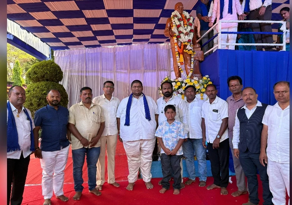 yuva samiti seemabhagchya vatine dr. babasaheb ambedkar yanna abhivadan