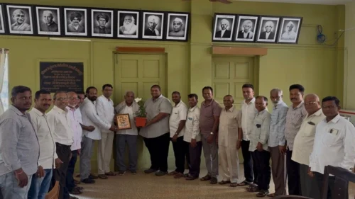 yuva samiti seemabhagchya vatine madhyavarti maharashtra ekikaran samitiche navnirvachit adhyaksh prakash margale yancha sanman