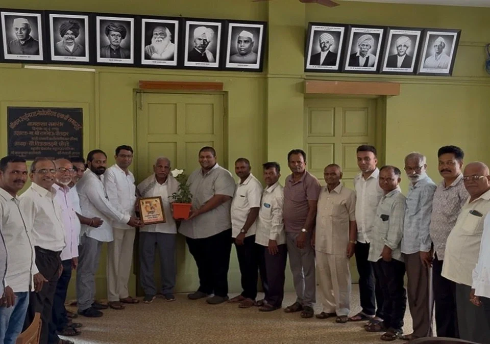 yuva samiti seemabhagchya vatine madhyavarti maharashtra ekikaran samitiche navnirvachit adhyaksh prakash margale yancha sanman