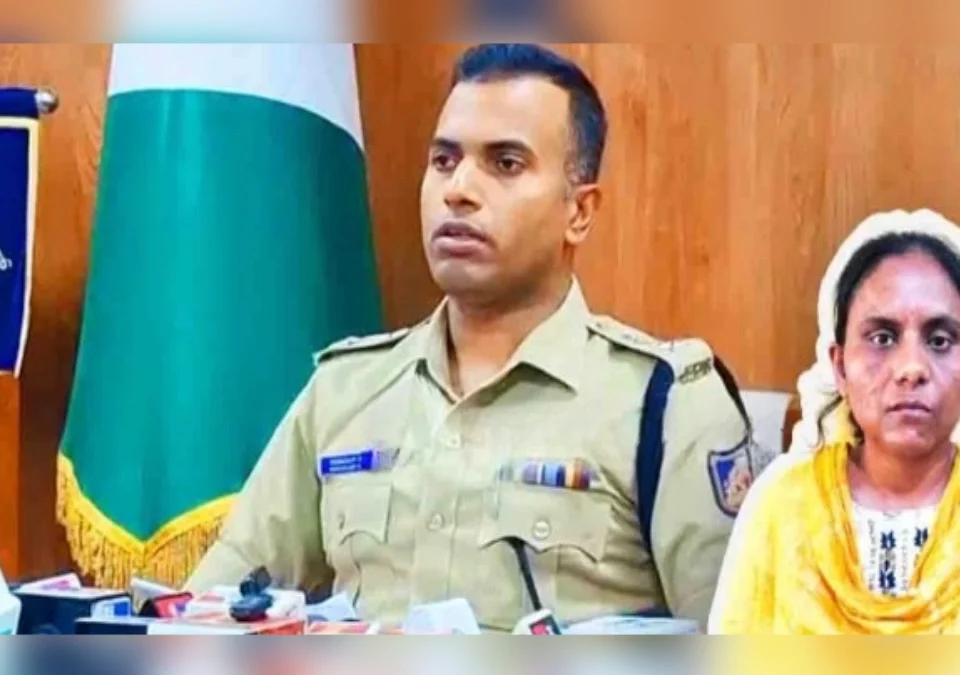 badya vyaktinna honey trapmadhe adkavun khandani vasul karanarya mahilela atak