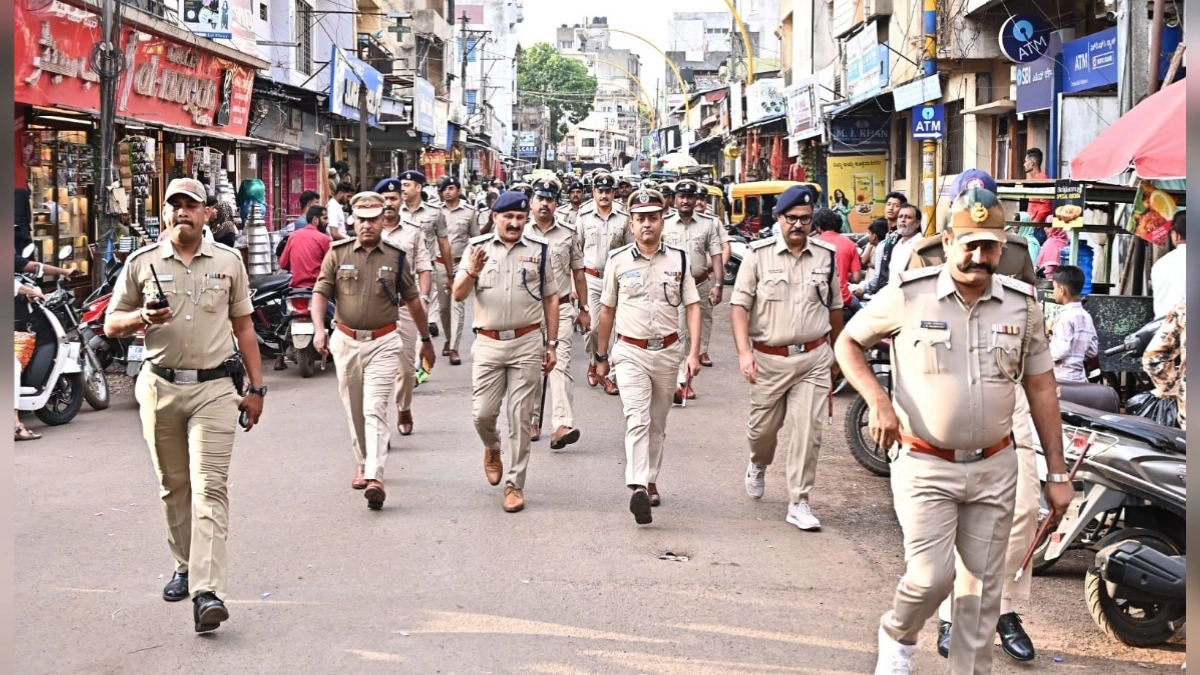 bakri eidchya parshvabhumivar belgaav shaharat polisanche pathsanchalan
