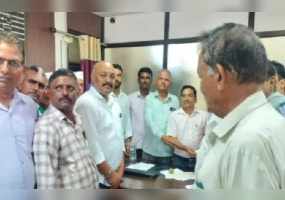 belgaav-dharwad railway prakalpala shetkaryancha tivra virodh