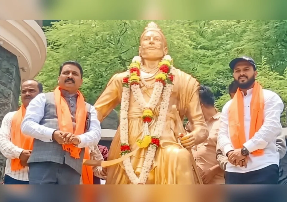bjp yuva morchachya vatine belgaavat dh. sambhaji maharaj jayanti sajri