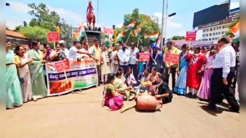 gas-indhan darvadhivirodhat belgaavat mahila congressche andolan