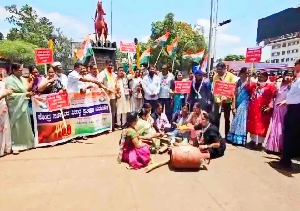 gas-indhan darvadhivirodhat belgaavat mahila congressche andolan