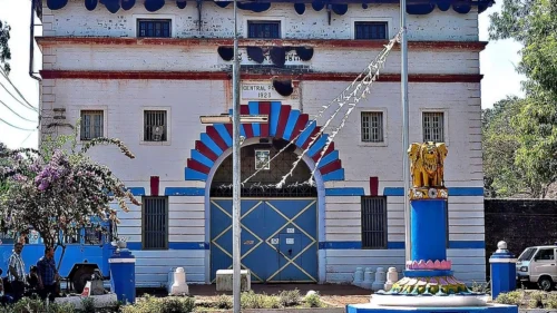 hindalga karagruhatil mobile prakaranancha tapas tivra