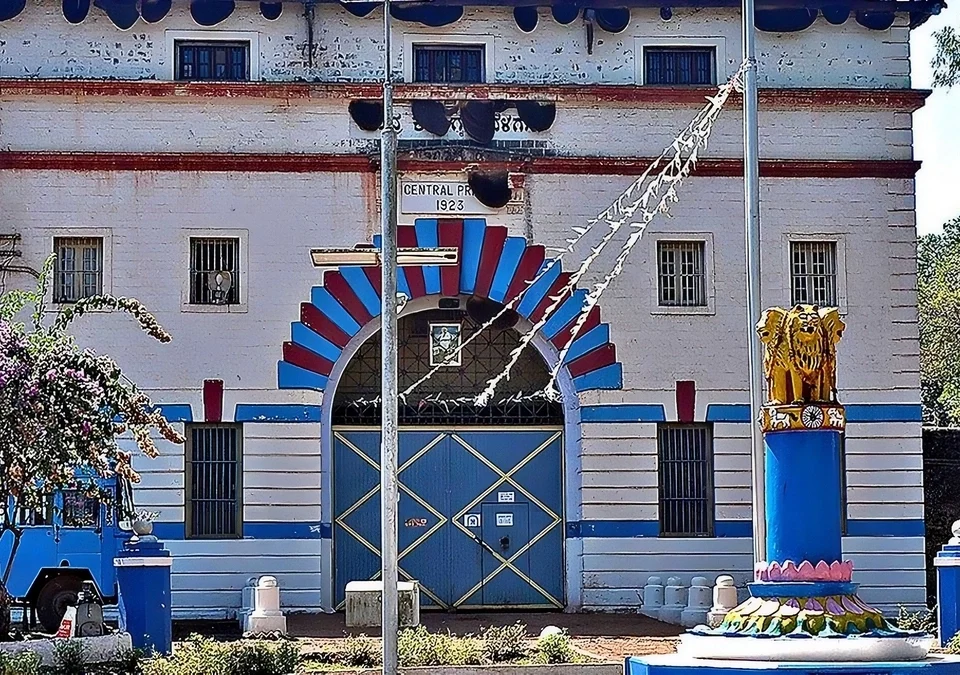 hindalga karagruhatil mobile prakaranancha tapas tivra