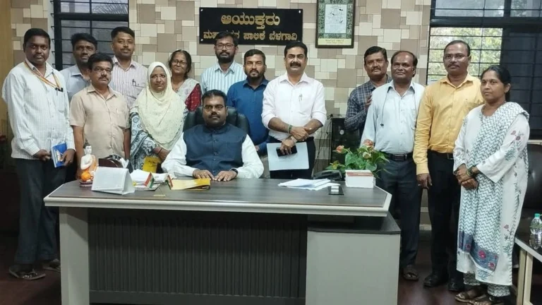 janganneneche kam velepurvi purn kelelya adhikaryancha manpa ayuktankadun satkar