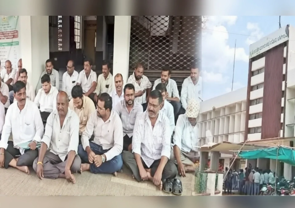 khasgi bajaratil vyaparyanchya vilinakaranavirodhat apmcsamor andolan
