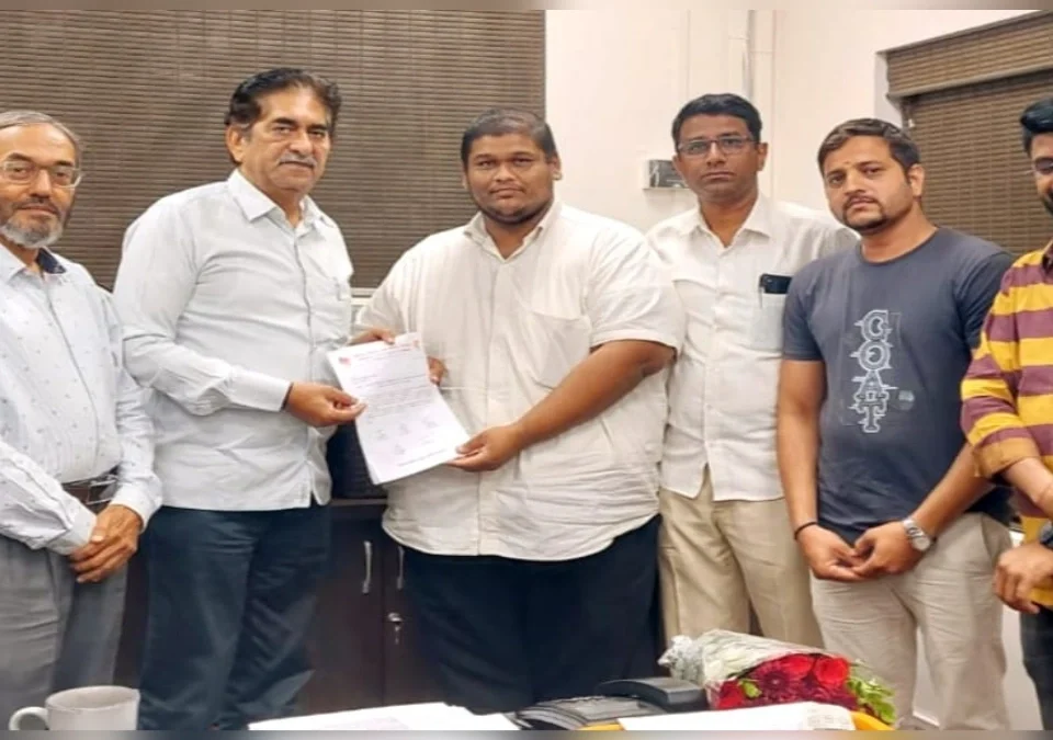konthehi rajkaran na aanata kapiltirth talavacha vikas karanar